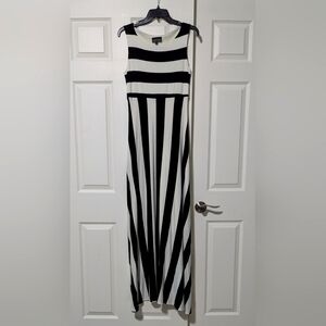Flattering striped maxi dress 🖤🪲